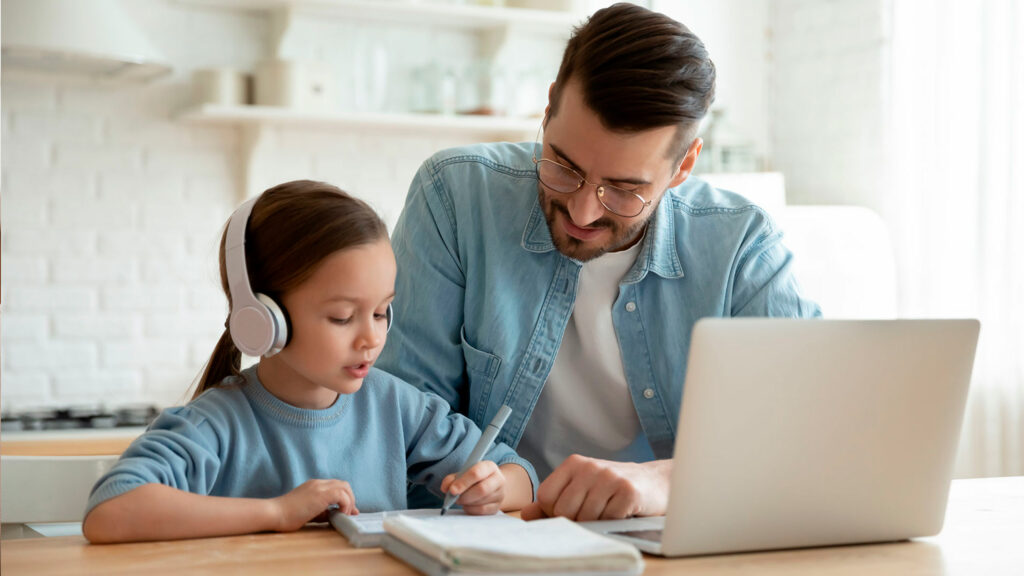padre enseñando a su hija pensamiento crítico en internet